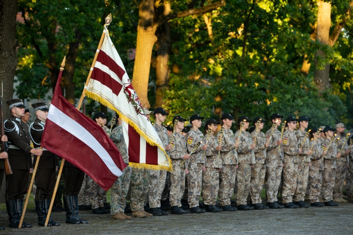 10. augustā, atzīmējot Latvijas Neatkarības kara noslēguma simtgadi, Rīgas Brāļu kapos norisinājās piemiņas pasākums par godu Neatkarības karā kritušajiem karavīriem.
Foto: Latvijas armija.